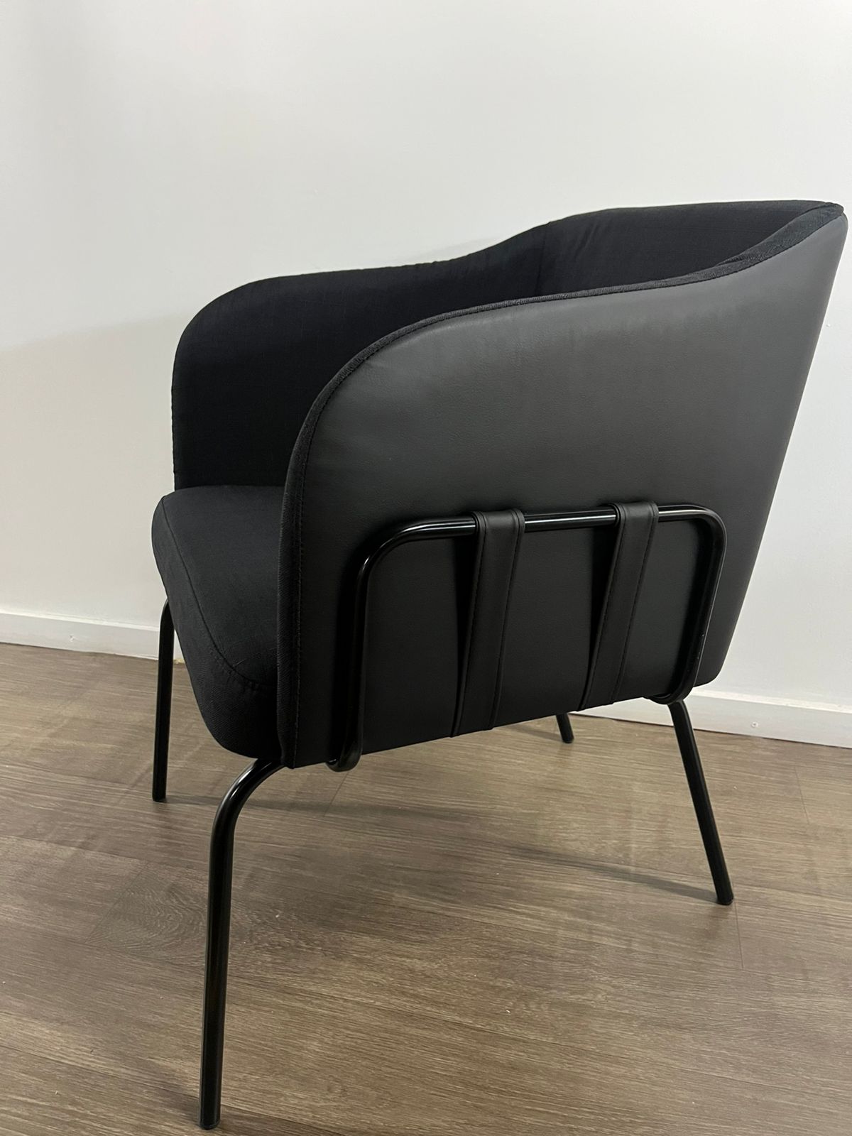Poltrona Ménerbes – ambientada, vista lateral