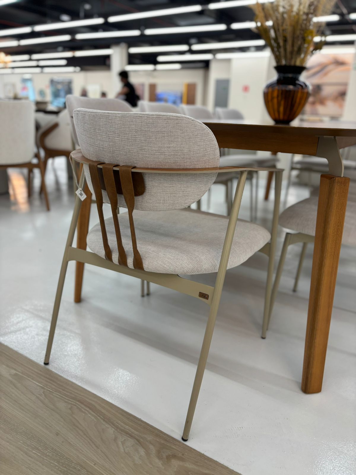 Cadeira Essence com Braço – ambientada, vista traseira