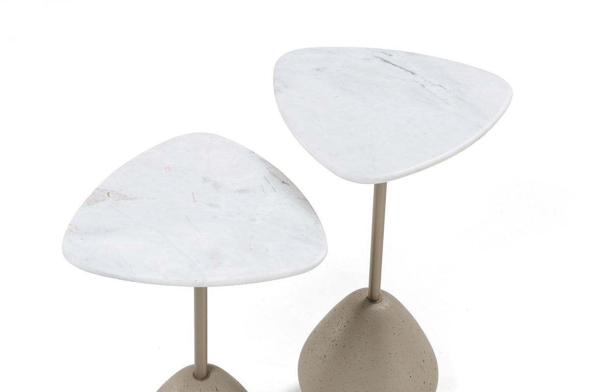 Mesa Auxiliar Clara – Concreto corda com gold com mármore Calacata