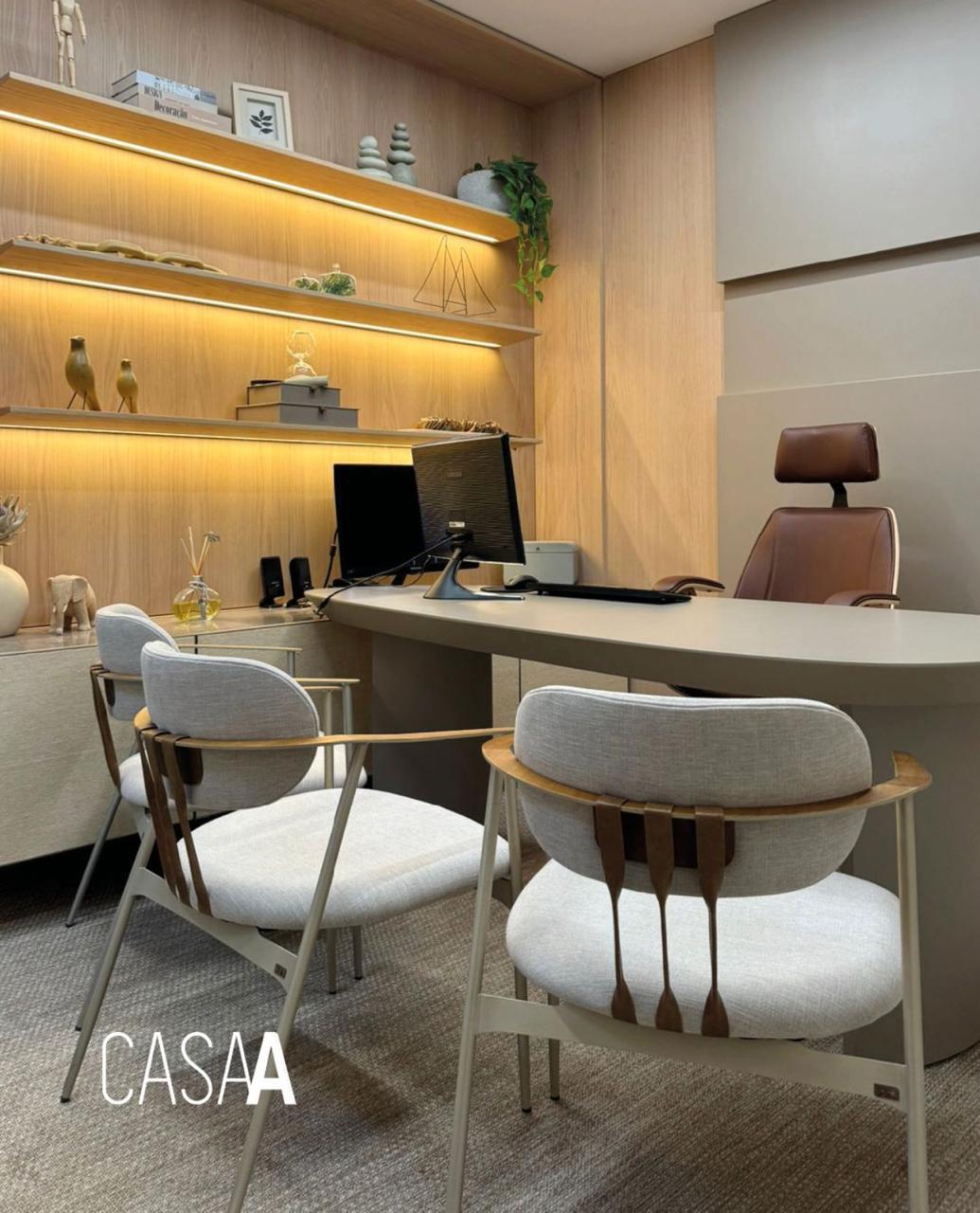 Cadeira Essence com Braço – ambientada, vista traseira
