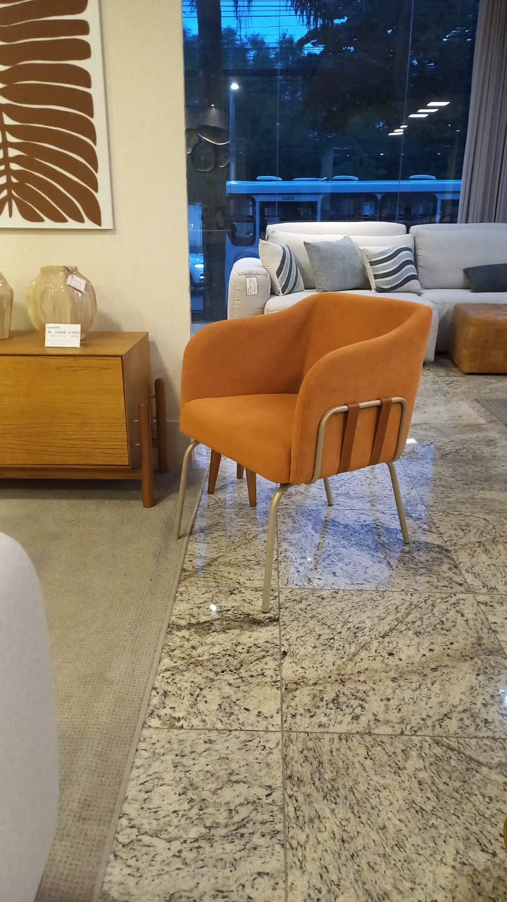 Poltrona Ménerbes – ambientada, vista lateral