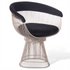 Cadeira Platner Giratória – vista frontal em estúdio