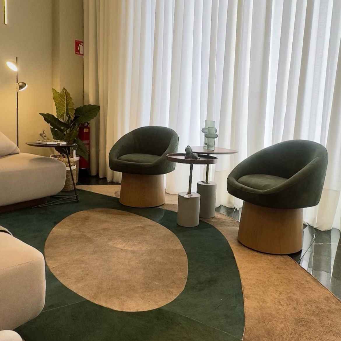 Cadeira Poltrona Lizi Estofada Fixa