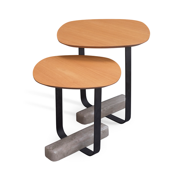 Conjunto Mesa Lateral Concrete com tampos orgânicos de madeira, estrutura preta e base de concreto