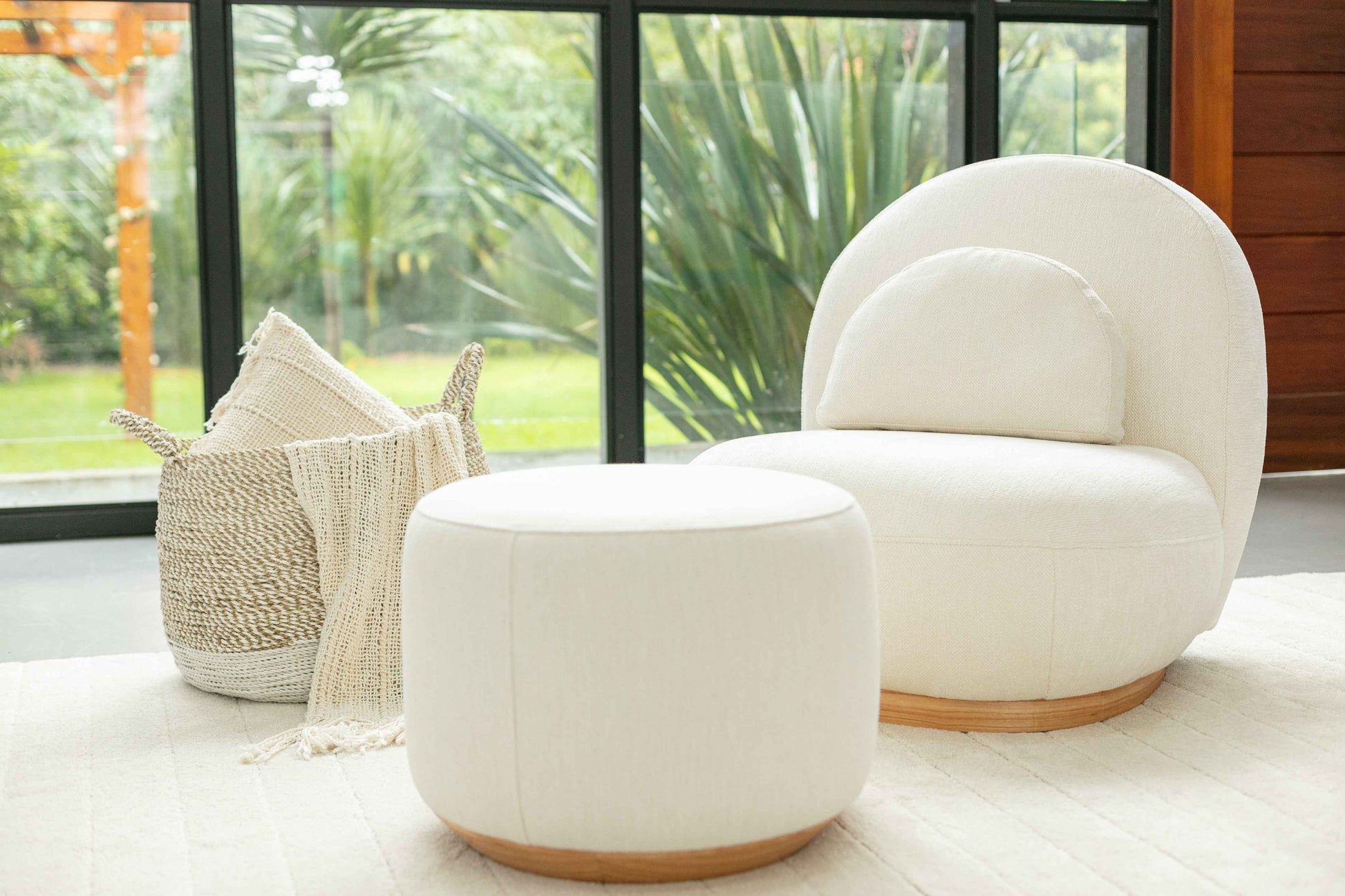 Puff Legno com base Madeira - Attua Design Moveis de Alto Padrão