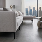 Sofá Bordeaux com Chaise, detalhe dos pés metálicos