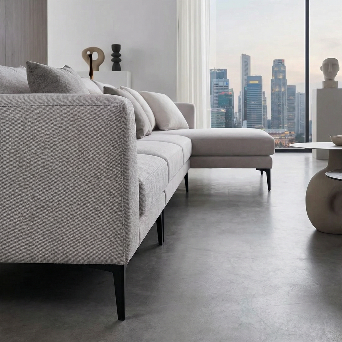 Sofá Bordeaux com Chaise, detalhe dos pés metálicos