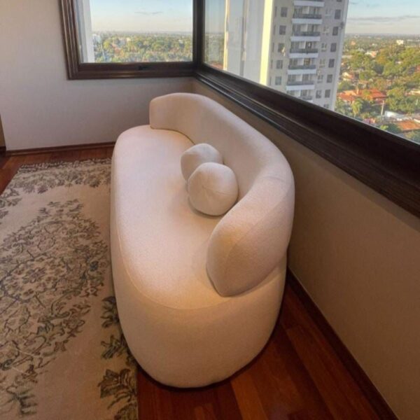 Sofá Orgânico Jazzy de Alto Padrão, uma peça que combina design inovador e conforto excepcional, ideal para enriquecer ambientes como salas de estar, recepções ou consultórios. Com suas linhas curvas e estética contemporânea, este sofá é a escolha perfeita para quem busca sofisticação e funcionalidade.