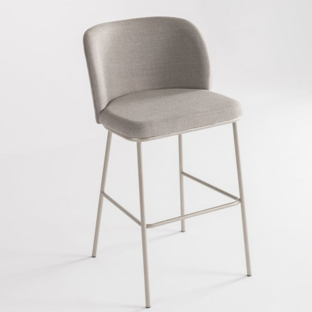 Banqueta Mop Metal, banqueta de metal com assento estofado, banqueta giratória e fixa, banqueta elegante para cozinha, banqueta com base de madeira refinada, banqueta estofada para balcão, banqueta moderna para sala de jantar, banqueta versátil com opções fixa ou giratória, banqueta Ziss para ambientes sofisticados, banqueta alta com design contemporâneo, banqueta confortável para bancada, banqueta de luxo com madeira e tecido personalizado, banqueta para cozinhas modernas, banqueta de madeira com design premium, banqueta giratória de alto padrão, banqueta fixa para espaços elegantes, banqueta Ziss com toque exclusivo, banqueta estofada para ambientes de alto padrão, banqueta funcional e estilosa para decoração sofisticada