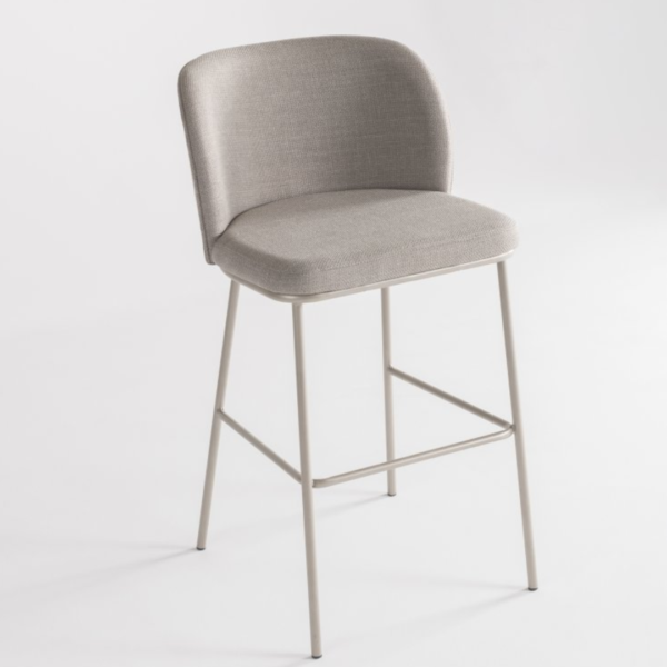 Banqueta Mop Metal, banqueta de metal com assento estofado, banqueta giratória e fixa, banqueta elegante para cozinha, banqueta com base de madeira refinada, banqueta estofada para balcão, banqueta moderna para sala de jantar, banqueta versátil com opções fixa ou giratória, banqueta Ziss para ambientes sofisticados, banqueta alta com design contemporâneo, banqueta confortável para bancada, banqueta de luxo com madeira e tecido personalizado, banqueta para cozinhas modernas, banqueta de madeira com design premium, banqueta giratória de alto padrão, banqueta fixa para espaços elegantes, banqueta Ziss com toque exclusivo, banqueta estofada para ambientes de alto padrão, banqueta funcional e estilosa para decoração sofisticada