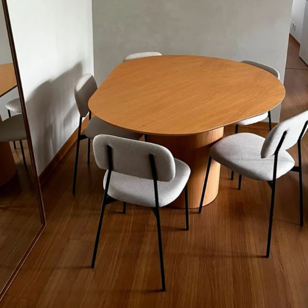 Mesa de Jantar Orgânica Lille, mesa de jantar orgânica em madeira, mesa de jantar 5 lugares, mesa com acabamento em lâmina de madeira, mesa orgânica para sala de jantar moderna, mesa compacta para espaços sofisticados, mesa de jantar com design elegante, mesa de madeira para ambientes requintados, mesa orgânica para decorações exclusivas, mesa de jantar para famílias pequenas, mesa de jantar com formato orgânico único, mesa em madeira laminada para sala de jantar, mesa de jantar contemporânea para 5 pessoas, mesa orgânica de madeira para espaços refinados, mesa de jantar Lille para ambientes modernos, mesa de alto padrão para salas de jantar luxuosas, mesa de jantar com toque natural e sofisticado, mesa de madeira orgânica com design funcional, mesa elegante para refeições em família