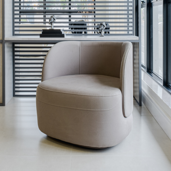 poltrona giratória Cherie, poltrona Cherie para recepção, poltrona Cherie para consultório, poltrona Cherie para sala de estar, poltrona giratória de luxo Cherie, poltrona giratória confortável, poltrona giratória para ambientes sofisticados, poltrona moderna giratória Cherie, poltrona giratória para escritório, poltrona giratória decorativa, poltrona giratória personalizada Cherie, poltrona de alto padrão Cherie, poltrona giratória elegante, poltrona para consultório moderna, poltrona para recepção sofisticada, poltrona giratória para sala de estar, poltrona de design exclusivo Cherie, poltrona de luxo para consultórios