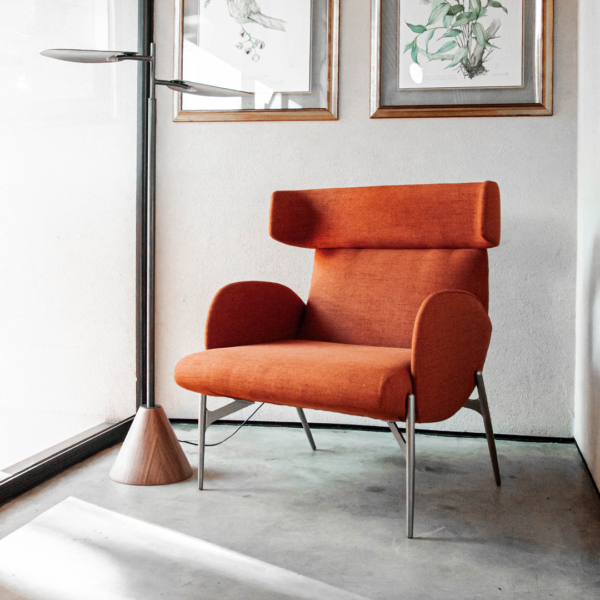 Poltrona Anne, poltrona de descanso para leitura, poltrona com apoio para o pescoço, poltrona ergonômica para sala de estar, poltrona de luxo com base de metal, poltrona assinada para decoração sofisticada, poltrona confortável para momentos de relaxamento, poltrona moderna para leitura e descanso, poltrona decorativa de alto padrão, poltrona para espaços elegantes, poltrona com design exclusivo, poltrona para leitura em ambientes contemporâneos, poltrona de relaxamento com estilo refinado, poltrona confortável para sala de leitura, poltrona de metal para decoração moderna, poltrona para relaxamento e bem-estar.