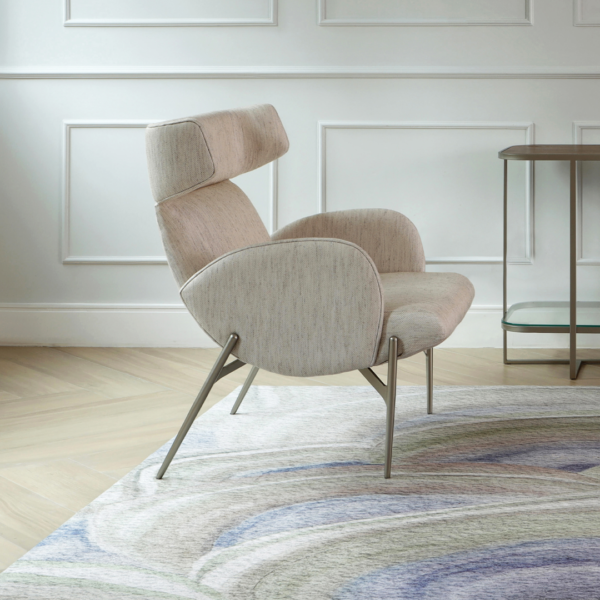 Poltrona Anne, poltrona de descanso para leitura, poltrona com apoio para o pescoço, poltrona ergonômica para sala de estar, poltrona de luxo com base de metal, poltrona assinada para decoração sofisticada, poltrona confortável para momentos de relaxamento, poltrona moderna para leitura e descanso, poltrona decorativa de alto padrão, poltrona para espaços elegantes, poltrona com design exclusivo, poltrona para leitura em ambientes contemporâneos, poltrona de relaxamento com estilo refinado, poltrona confortável para sala de leitura, poltrona de metal para decoração moderna, poltrona para relaxamento e bem-estar.