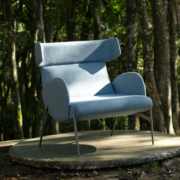 Poltrona Anne, poltrona de descanso para leitura, poltrona com apoio para o pescoço, poltrona ergonômica para sala de estar, poltrona de luxo com base de metal, poltrona assinada para decoração sofisticada, poltrona confortável para momentos de relaxamento, poltrona moderna para leitura e descanso, poltrona decorativa de alto padrão, poltrona para espaços elegantes, poltrona com design exclusivo, poltrona para leitura em ambientes contemporâneos, poltrona de relaxamento com estilo refinado, poltrona confortável para sala de leitura, poltrona de metal para decoração moderna, poltrona para relaxamento e bem-estar.