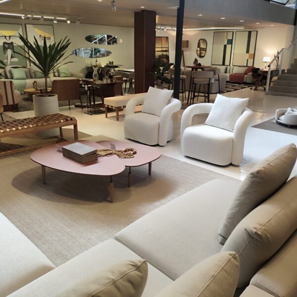 Poltrona Gaia Orgânica, poltrona com detalhe orgânico nas costas, poltrona com base fixa, poltrona para escritório, poltrona para hall de entrada, poltrona para recepções, poltrona para consultórios, poltrona para sala de estar, poltrona sofisticada, poltrona design assinado, poltrona confortável, poltrona decorativa, poltrona de luxo