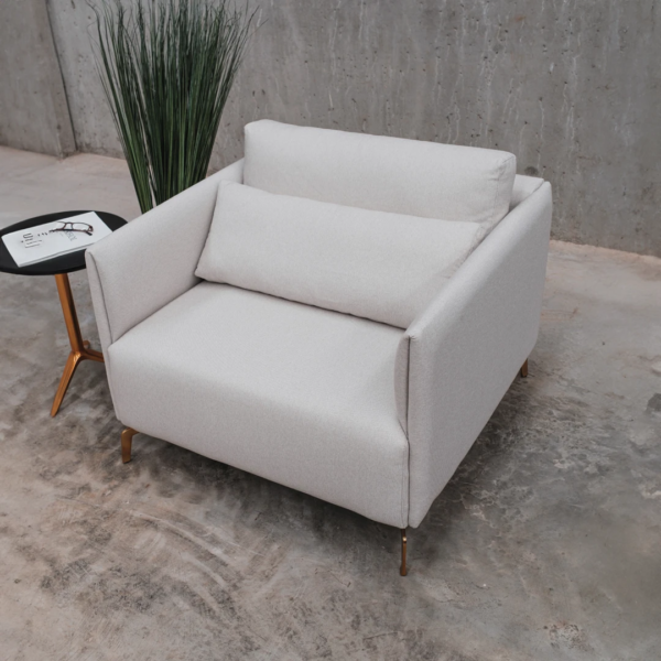 Poltrona Mariê Minimalista, poltrona fixa detalhe em metal, poltrona fixa alto padrão, poltrona fixa design moderno, poltrona fixa sofisticada, poltrona fixa luxo, poltrona fixa elegante, poltrona fixa contemporânea, poltrona fixa premium, poltrona fixa resistente, poltrona fixa estrutura metálica, poltrona fixa com base em metal, poltrona fixa decorativa, poltrona fixa com encosto alto, poltrona fixa estofada, poltrona fixa com detalhes dourados, poltrona fixa com aço carbono, poltrona fixa minimalista, poltrona fixa ergonômica, poltrona fixa para sala de estar, poltrona fixa para recepção, poltrona fixa para consultório, poltrona fixa para escritório, poltrona fixa personalizada, poltrona fixa para ambientes sofisticados, poltrona fixa exclusiva, poltrona fixa para hotéis, poltrona fixa para home office, poltrona fixa confortável para leitura, poltrona fixa acabamento impecável