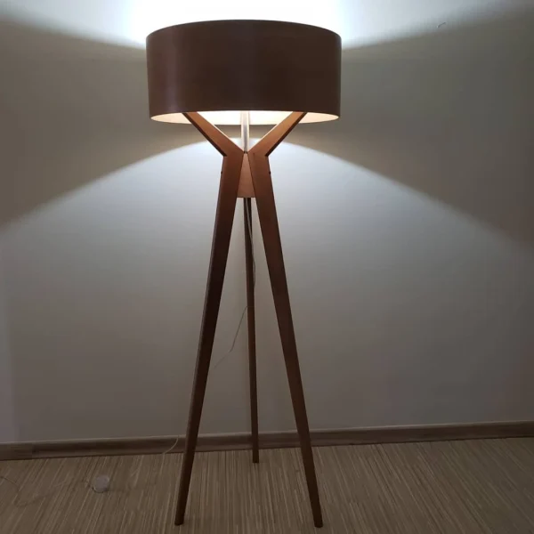 Luminária de Piso Navi Madeira, luminária de madeira laminada, luminária de chão, luminária moderna, luminária para sala de estar, luminária para quarto, luminária para escritório, luminária decorativa, luminária de design exclusivo, luminária de piso com madeira, luminária de leitura, luminária para recepção, luminária de chão elegante, luminária de piso contemporânea, luminária de piso artesanal, luminária com acabamento em madeira, luminária de chão sofisticada