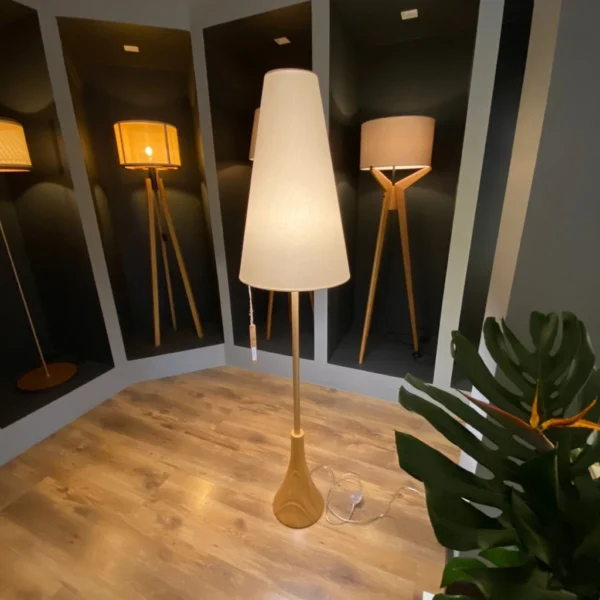 Luminária de Piso Sequoia, luminária de piso em linho cru, luminária de madeira natural, luminária em formato cônico, luminária de chão, luminária para sala de estar, luminária para quarto, luminária para escritório, luminária decorativa, luminária de design exclusivo, luminária moderna, luminária rústica, luminária artesanal, luminária para recepção, luminária de leitura, luminária elegante, luminária contemporânea, luminária de piso sofisticada