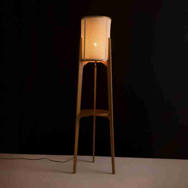 Luminária de Piso Elisabeth, luminária de chão, luminária elegante, luminária moderna, luminária com palha natural, luminária para sala de estar, luminária para quarto, luminária para escritório, luminária decorativa, luminária de piso com design exclusivo, luminária para recepção, luminária de leitura, luminária de chão LED, luminária de piso clássica, luminária de piso para home office, luminária de chão para cantos de leitura, luminária de piso sofisticada, luminária com detalhes em palha natural, luminária de piso rústica, luminária de chão com acabamento natural