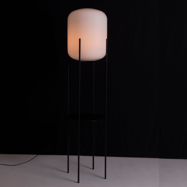 Luminária de Piso Esther, luminária de chão, luminária de metal, luminária moderna, luminária para sala de estar, luminária para quarto, luminária para escritório, luminária decorativa, luminária de piso com design exclusivo, luminária para recepção, luminária de leitura, luminária de chão LED, luminária de piso elegante, luminária de piso para home office, luminária de chão para ambientes sofisticados, luminária de piso contemporânea, luminária com estrutura em metal