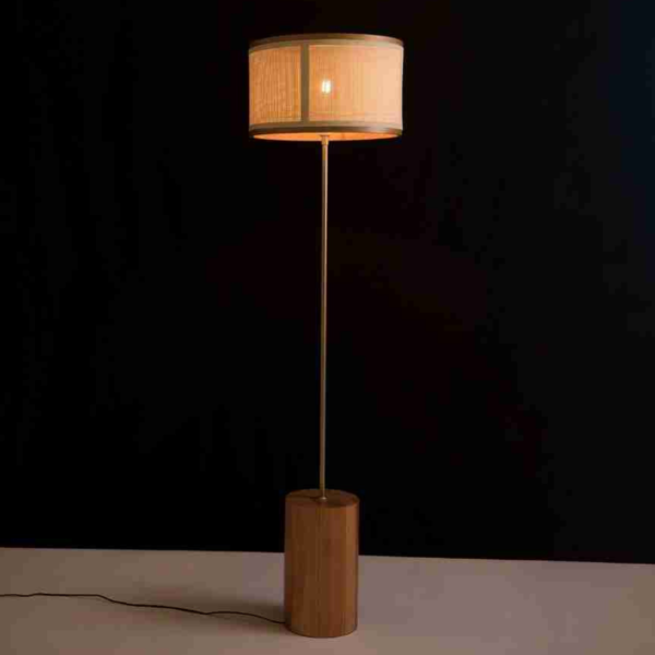 Luminária de Piso Noce Palha Natural, luminária de chão, luminária de palha natural, luminária com base de madeira, luminária com base de metal, luminária moderna, luminária para sala de estar, luminária para quarto, luminária para escritório, luminária decorativa, luminária rústica, luminária de piso artesanal, luminária com design exclusivo, luminária de leitura, luminária para recepção, luminária de piso contemporânea, luminária de chão elegante