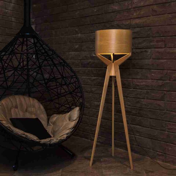 Luminária de Piso Navi Madeira Menor, luminária de madeira, cúpula de madeira, luminária para sala de estar, luminária para quarto, luminária moderna, luminária decorativa, luminária para leitura, luminária com design exclusivo, luminária para ambiente aconchegante, luminária de piso elegante, luminária sofisticada, iluminação para interiores, luminária para escritório, luminária para recepção