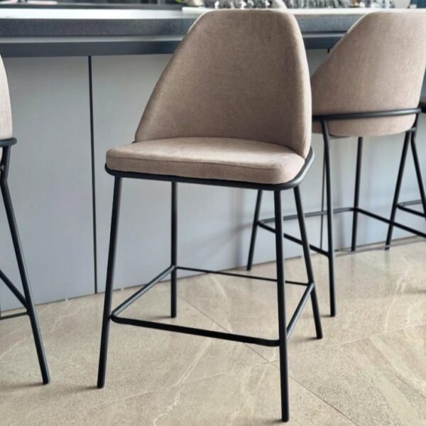 Banqueta Senie Metal, banqueta fixa metal, banqueta metal alto padrão, banqueta metal design moderno, banqueta fixa sofisticada, banqueta fixa confortável, banqueta fixa elegante, banqueta fixa luxo, banqueta fixa para cozinha, banqueta fixa para bancada, banqueta fixa sala de jantar, banqueta fixa para ilha gourmet, banqueta fixa para espaço gourmet, banqueta de metal maciço, banqueta fixa com assento estofado, banqueta fixa com encosto, banqueta fixa revestida em tecido, banqueta fixa para ambientes sofisticados, banqueta fixa exclusiva, banqueta fixa personalizada, banqueta fixa de metal premium, banqueta fixa de metal ergonômica, banqueta fixa para bares, banqueta fixa para restaurantes, banqueta fixa metal contemporânea, banqueta fixa metal durável,
