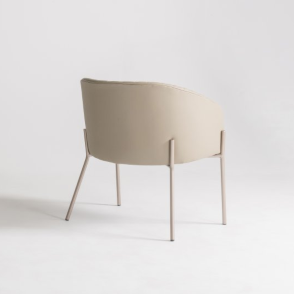 Poltrona Aurora Metal, poltrona estofada, poltrona moderna, poltrona confortável, poltrona sofisticada, poltrona para sala de estar, poltrona para escritório, poltrona para recepção, poltrona design assinado, poltrona com base de metal, poltrona elegante, poltrona contemporânea, poltrona de alto padrão, poltrona premium