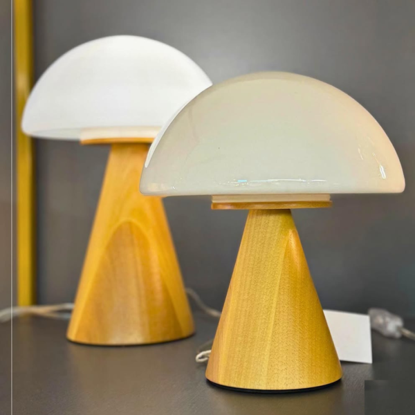 Abajur de Mesa Cogumelo, luminária led, abajur decorativo, luminária astronauta, luz de mesa, design moderno, presente criativo, iluminação suave, decoração de interiores, luz recarregável, abajur para quarto, decoração temática, produtos inovadores, luminária portátil, ambiente acolhedor, presente para crianças, iluminação funcional, estilo contemporâneo, lâmpada recarregável, objetos de decoração, presente para amantes de astronomia, acessórios para casa, abajur em formato de astronauta, produtos exclusivos, luz noturna, abajur de mesa, iluminação de ambiente, luminárias decorativas, presente para ela, funcionalidade e design, lâmpada decorativa, artigo de decoração, espaço moderno, abajur estiloso, objetos de arte, elementos decorativos, luz LED recarregável, abajur lunar, iluminação criativa, mesa de cabeceira, presente original, lâmpadas de design, luminária, abajur, abajur de pé, luminária tripé, abajur com pés de madeira, luminária de chão, abajur de chão, pés entrelaçados, luminária de piso, abajur de piso, cúpula redonda, decoração, casa e móveis, moderno, retrô, vintage, eucalipto, estilo, elegante, sala de jantar, sala de estar, hall de entrada, escritório, consultório, recepção, quarto, ateliê, cúpula, tecido, iluminação, luz, lâmpada