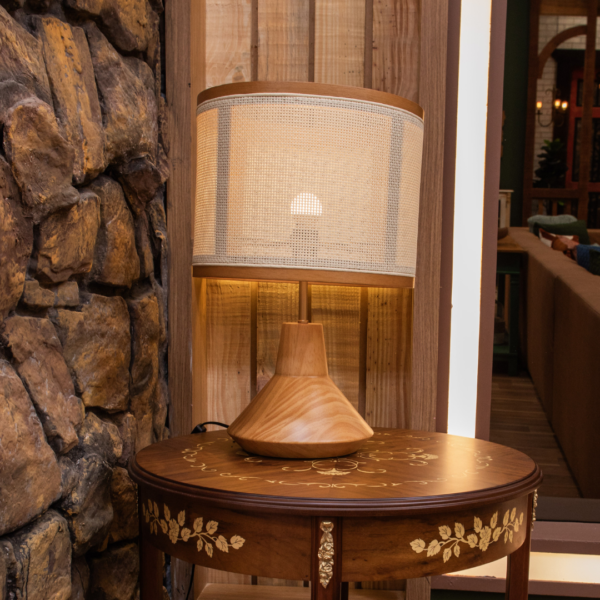 Abajur de Mesa Garabe Palha, abajur de mesa, luminária de mesa, iluminação decorativa, abajur de palha, iluminação natural, iluminação para sala, iluminação para quarto, abajur rústico, abajur artesanal, luz aconchegante, iluminação para escritório, decoração boho, iluminação sustentável, abajur moderno, luz de leitura, abajur para cabeceira, iluminação ambiente, design orgânico, abajur minimalista
