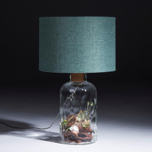 Abajur de Mesa Garrafa Média, abajur de mesa, luminária de mesa, iluminação para sala, iluminação para quarto, iluminação decorativa, abajur de vidro, abajur sofisticado, design elegante, abajur artesanal, luz aconchegante, iluminação personalizada, abajur para escritório, abajur cabeceira, luz de leitura