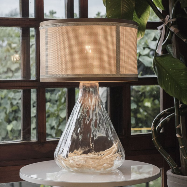 Abajur de Mesa Laís Palha, abajur de palha natural, iluminação aconchegante, abajur para sala de estar, abajur para quarto, iluminação rústica, abajur decorativo, luz suave, design artesanal, abajur para mesa lateral, abajur para escritório, iluminação para recepção, abajur para hotel, iluminação natural