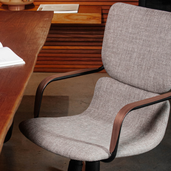 cadeira de escritório alto padrão, cadeira office luxo, cadeira de escritório ergonômica design moderno, cadeira para escritório sofisticada, cadeira executiva premium, cadeira de escritório elegante, cadeira para home office sofisticada, cadeira presidente couro legítimo, cadeira office com regulagem de altura, cadeira giratória alto padrão, cadeira de escritório confortável e moderna, cadeira para escritório com rodízios, cadeira diretor design exclusivo, cadeira para consultório sofisticada, cadeira para escritório home office