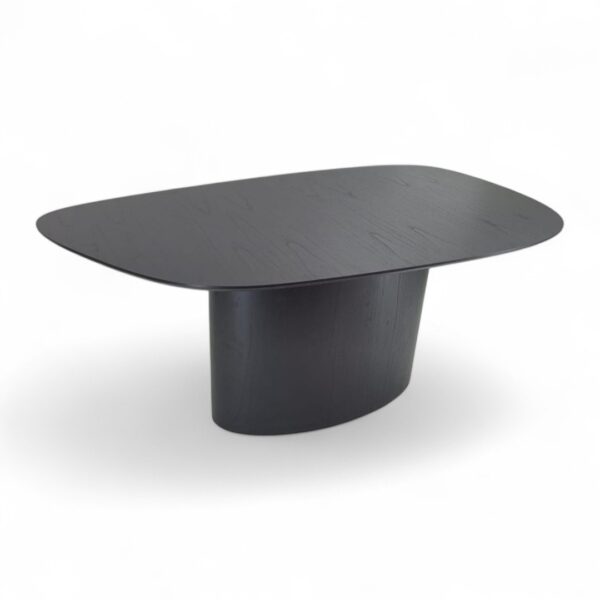 Mesa de Jantar Orgânica Cuba, mesa orgânica laminada, mesa com lâmina ébano, mesa com lâmina cinamomo, mesa orgânica para sala de jantar, mesa de jantar para 4 pessoas, mesa de jantar para 6 pessoas, mesa contemporânea, mesa sofisticada, mesa orgânica moderna, mesa orgânica de alto padrão, mesa elegante para jantar, mesa para ambientes integrados, mesa com tampo orgânico, mesa com design fluido, mesa com base imponente, mesa artesanal, mesa exclusiva, móveis de luxo para jantar, mesa de jantar moderna de alto padrão