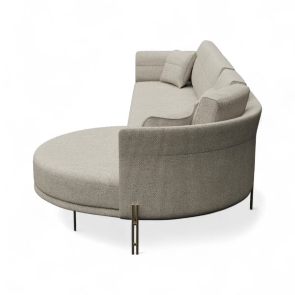 Sofá Dommés Chaise, sofá com base em metal, sofá com chaise, sofá com chase, sofá com cheise, sofá chaise elegante, sofá chaise luxo, sofá chaise alto padrão, sofá moderno com chaise, sofá contemporâneo com chaise, sofá com design sofisticado, sofá com chaise longa, sofá com apoio estendido, sofá chaise para sala de estar, sofá chaise confortável, sofá de metal com chaise, sofá chaise decorativo, sofá chaise para ambientes amplos, sofá com estrutura metálica, sofá com chaise lateral, sofá com chaise moderna, sofá com base metálica