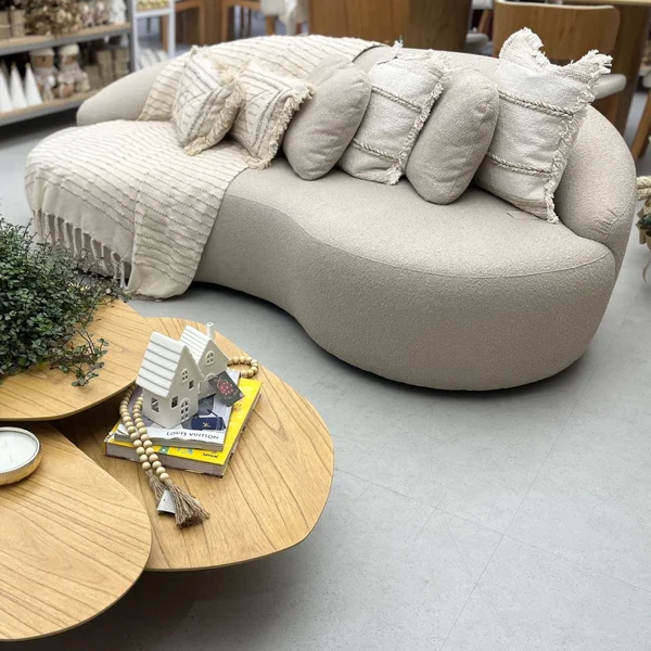 Sofá Orgânico Call, sofá orgânico 1,80, sofá orgânico 2,20, sofá orgânico 2,50, sofá curvo pequeno, sofá curvo médio, sofá curvo grande, sofá orgânico moderno, sofá para apartamentos, sofá de design orgânico, sofá contemporâneo, sofá escultural, sofá autoral, sofá orgânico alto padrão, sofá para sala de estar, sofá de luxo, sofá orgânico para sala pequena, sofá orgânico para sala ampla, sofá orgânico para living, sofá com formas arredondadas, sofá decorativo, sofá orgânico personalizado, sofá exclusivo, sofá confortável e estiloso
